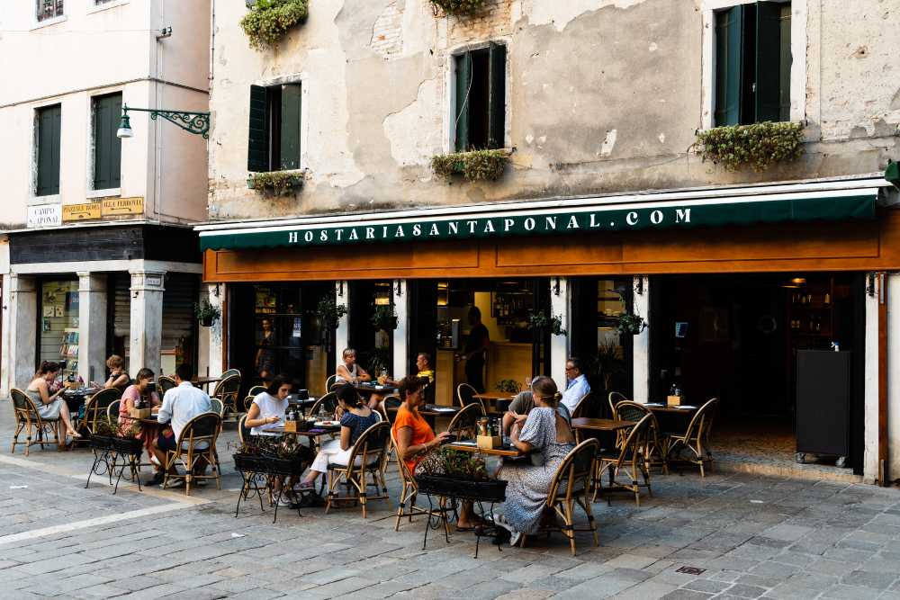 Ristorante dove mangiare a Venezia con tavoli all'aperto a pranzo e cena